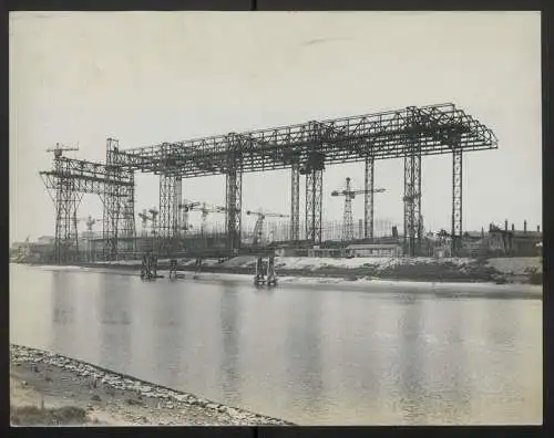 20 Fotografien Fotograf unbekannt, Ansicht Bremen, Werftanlagen AG Weser, Kriegsschiff kl. Kreuzer Magdeburg im Bau