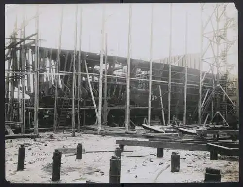 20 Fotografien Fotograf unbekannt, Ansicht Bremen, Werftanlagen AG Weser, Kriegsschiff kl. Kreuzer Magdeburg im Bau