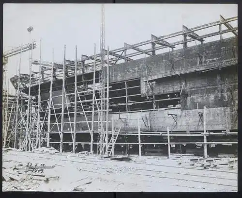 20 Fotografien Fotograf unbekannt, Ansicht Bremen, Werftanlagen AG Weser, Kriegsschiff kl. Kreuzer Magdeburg im Bau