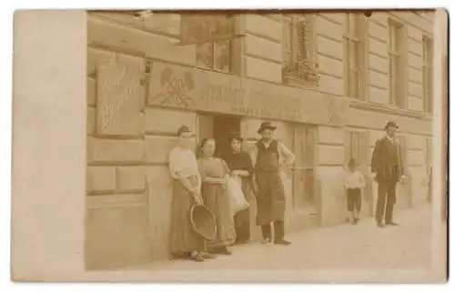 14 Fotografien unbekannter Fotograf, Ansicht Wien, Gasthäuser, Kneipen, Wiener Typen, Wohn - & Geschäftshäuser, Festzug