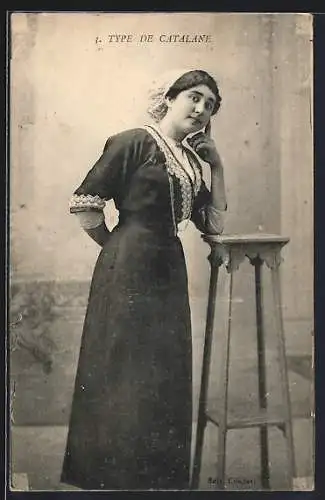 AK Frau in Tracht, Pyrenäen / Pyrénées