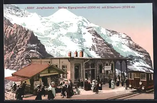 AK Jungfraubahn, in der Station Eigergletscher mit Blick zum Silberhorn