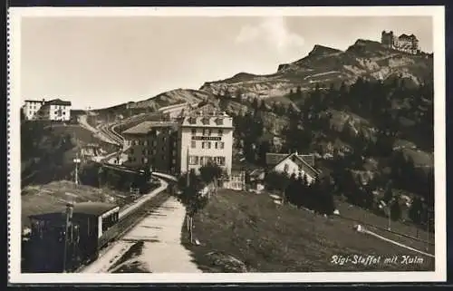 AK Rigi-Kulm, Eisenbahn in Fahrt vor dem Haus Rigi-Staffel