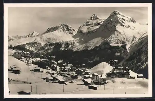 AK Inner-Arosa, Verschneite Ortsansicht mit den Alpen