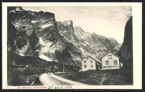 AK Horgheim /Romsdal, Strassenpartie am Ortseingang mit Blick zum Gebirge