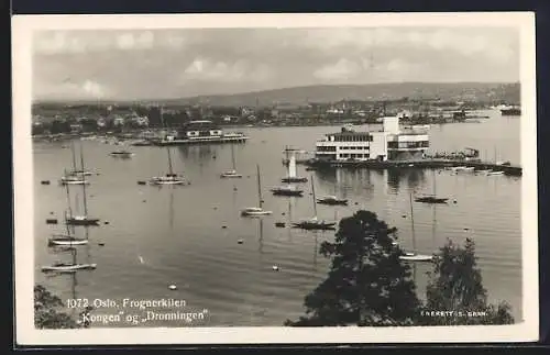 AK Oslo, Panorama vom Ort am Wasser mit Schiffen und Segelbooten