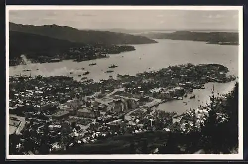 AK Bergen, Ortsansicht mit Fernblick aus der Vogelschau