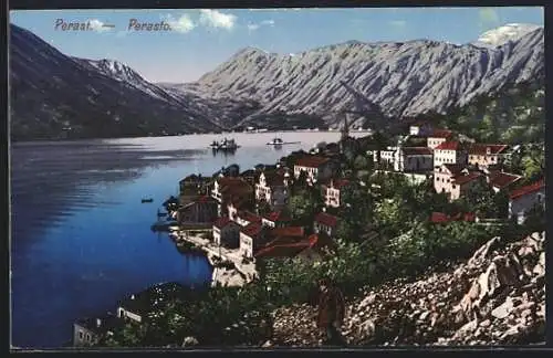 AK Perast, Ortspanorama vom Berg gesehen