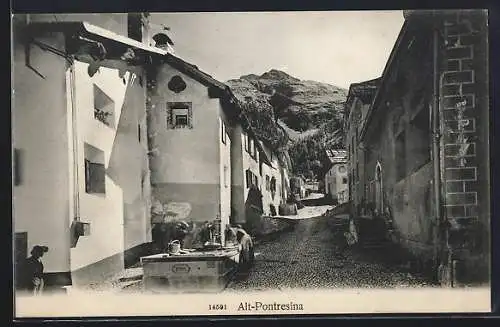 AK Pontresina, Strassenpartie mit Brunnen