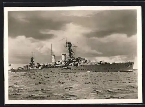 Foto-AK Kriegsmarine, Kriegsschiff Kreuzer Emden auf Patrouillenfahrt