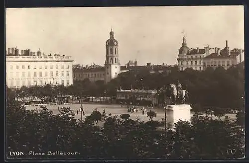 AK Lyon, Place Bellecour avec statue équestre et bâtiments historiques