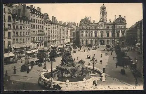 AK Lyon, La Fontaine Bartholdi et l`Hôtel de Ville