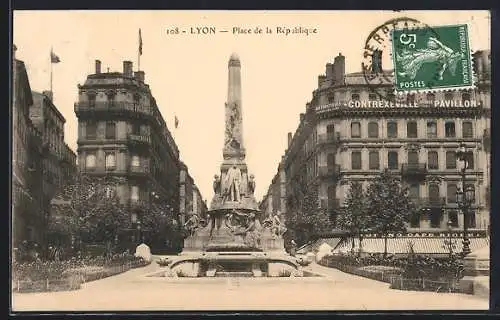 AK Lyon, Place de la République avec monument central et bâtiments environnants