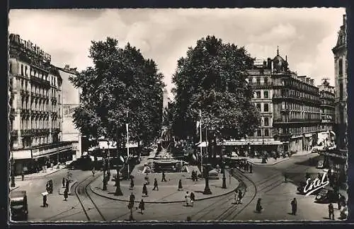 AK Lyon, Place de la République avec passants et bâtiments historiques