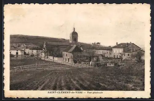 AK Saint-Clément-de-Vers, Vue générale du village avec église en arrière-plan