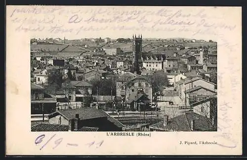 AK L`Arbresle, Vue sur la ville avec la tour centrale et les collines environnantes