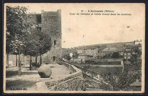 AK L`Arbresle, Cour du Château et bolide trouvé dans les environs