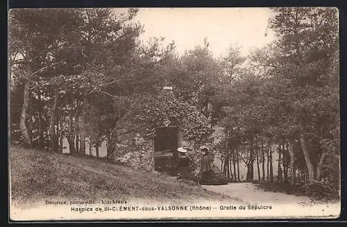 AK Saint-Clément-sous-Valsonne, Grotte du Sépulcre et paysage boisé