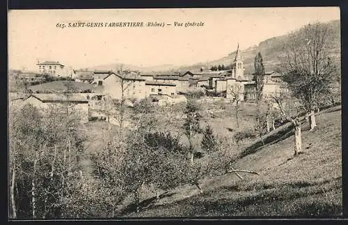 AK Saint-Genis-L`Argentière, Vue générale du village et des environs verdoyants