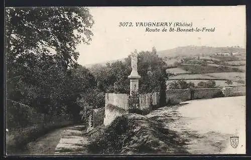 AK Vaugneray, Route de St-Bonnet-le-Froid avec statue et paysage rural