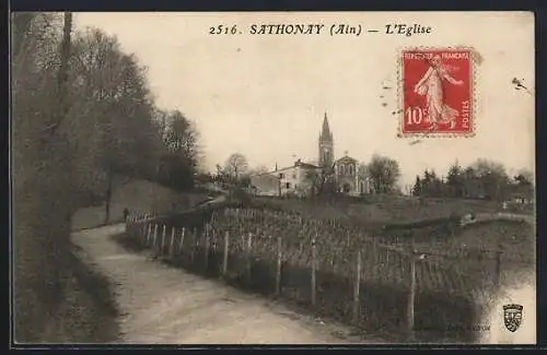 AK Sathonay, L`église et chemin bordé de clôtures