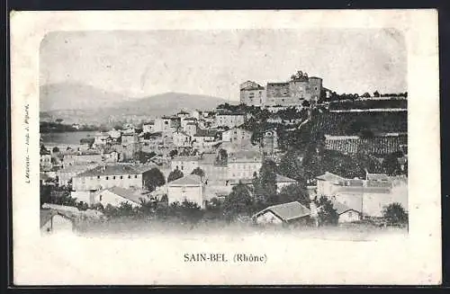 AK Sain-Bel, Vue panoramique du village et du château sur la colline