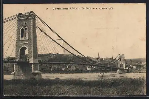 AK Vernaison, Le Pont sur le Rhône avec vue sur le village en arrière-plan