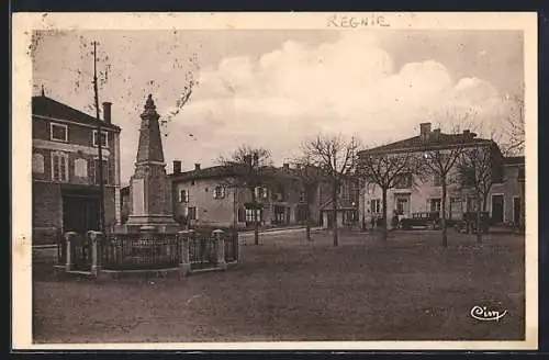 AK Régnié, La Place avec monument commémoratif