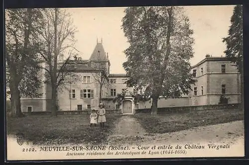 AK Neuville-sur-Saône, Cour et entrée du Château Vergnais