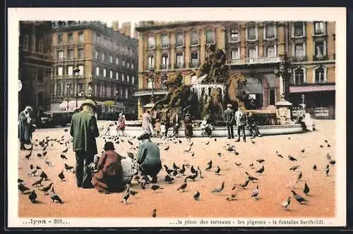 AK Lyon, la place des Terreaux, les pigeons, la fontaine Bartholdi