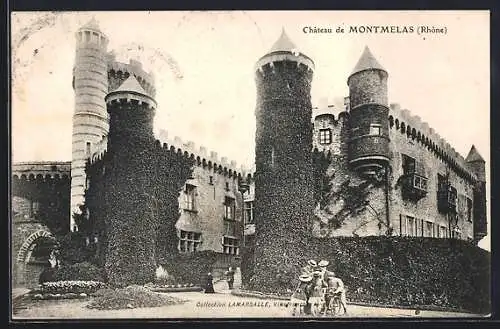 AK Montmelas, Vue du château couvert de lierre avec visiteurs à vélo