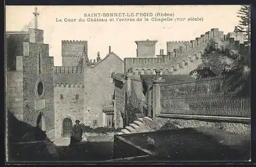 AK Saint-Bonnet-le-Froid, La Cour du Château et l`entrée de la Chapelle (VIIIe siècle)