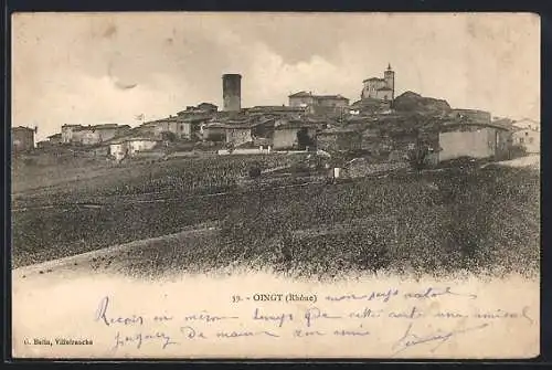 AK Oingt, Vue du village avec tour et église sur la colline