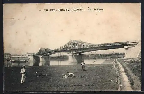 AK Villefranche-sur-Saône, Pont de Frans et scène de loisirs au bord de la rivière