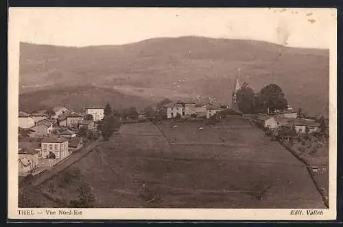 AK Thel, Vue Nord-Est du village avec église et collines en arrière-plan