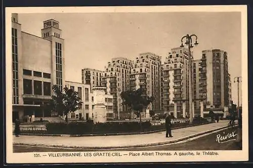 AK Villeurbanne, Les Gratte-Ciel, Place Albert Thomas, à gauche le Théâtre