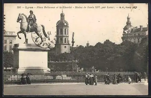 AK Lyon, Place Bellecour et la Charité, Statue de Louis XIV