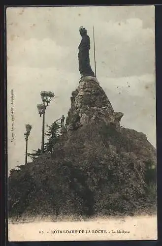 AK Notre-Dame de la Roche, La Madone sur le rocher avec des lampadaires adjacents