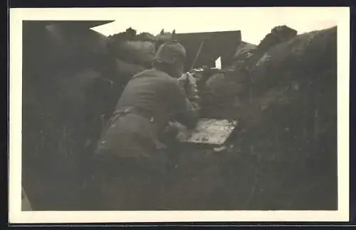 Foto-AK Uniformierter Soldat im Schützengraben