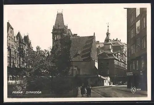 AK Prag / Praha, Strassenpartie mit Synagoge