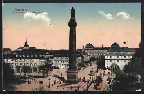 AK Darmstadt, Strassenbahnen auf dem Louisenplatz mit Ludwigsäule