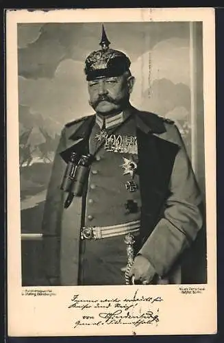 AK Generalfeldmarschall Paul von Hindenburg in Uniform mit Pickelhaube und Feldstecher