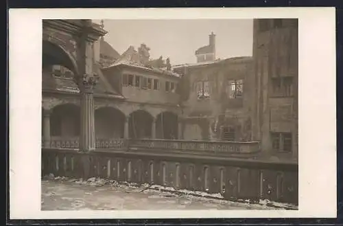 Foto-AK Stuttgart, Ballustrade und Hof nach dem Schlossbrand