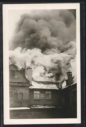 Foto-AK Stuttgart, Rauch über dem Dach beim Schlossbrand