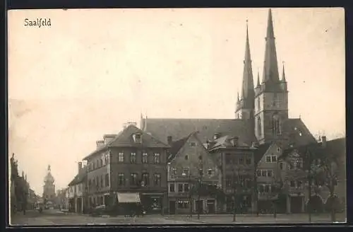 AK Saalfeld / Saale, Kirche, Strassenansicht