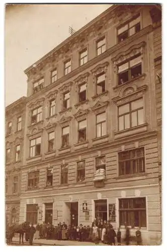 10 Fotografien Ansicht Wien, Gasthäuser, Kneipen, Geschäfts - & Wohnhäuser, Wiener Typen, Strassenansicht u.a.