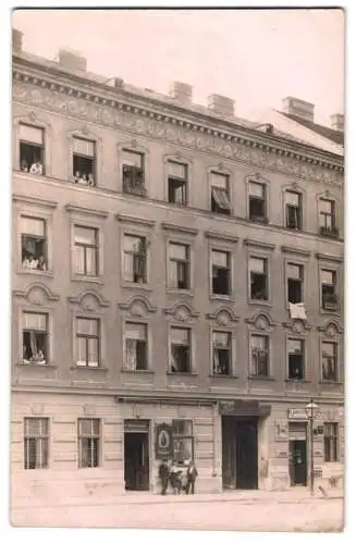 10 Fotografien Ansicht Wien, Gasthäuser, Kneipen, Geschäfts - & Wohnhäuser, Wiener Typen, Strassenansicht u.a.
