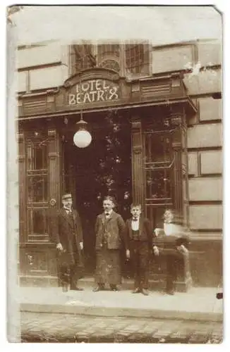 10 Fotografien Ansicht Wien, Gasthäuser, Kneipen, Geschäfts - & Wohnhäuser, Wiener Typen, Strassenansicht, Fassaden u.a.