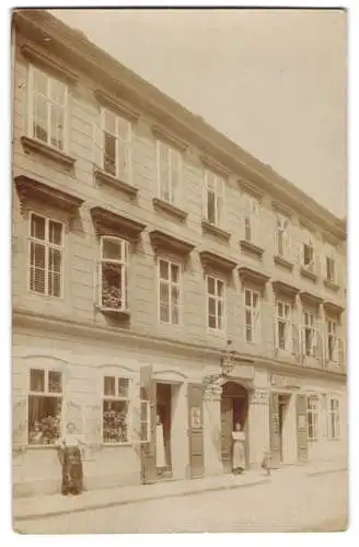 10 Fotografien Ansicht Wien, Ladengeschäfte, Geschäfts - & Wohnhäuser, Wiener Typen, Gebäude-Fassaden u.a.