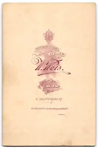 Fotografie W. Weis, Wien, Hauptstrasse 67, Porträt eines eleganten Mannes mit Zeitschrift